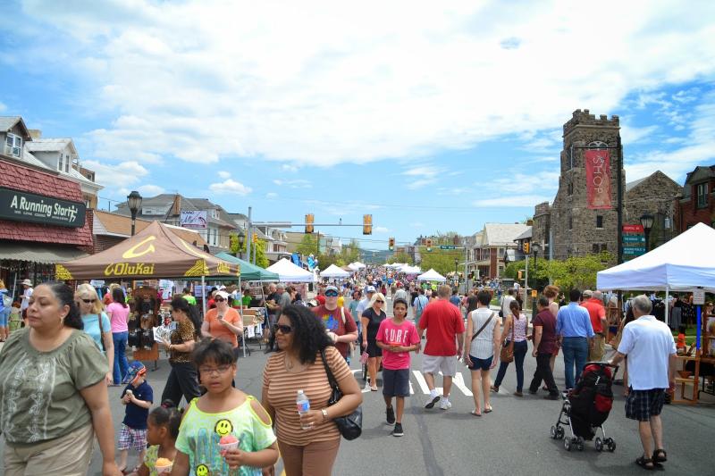 Art on the Ave crowds on 6th Ave in Tacoma